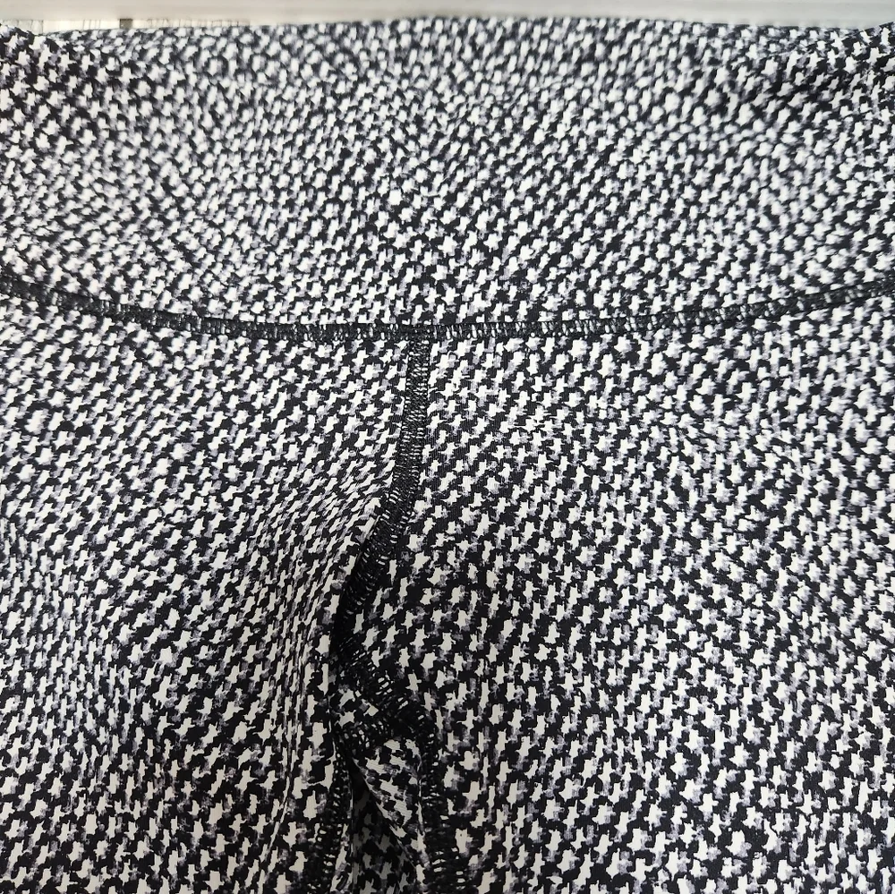 Lululemon‎ Wonder Under Crop leggings - Picture 3 of 7